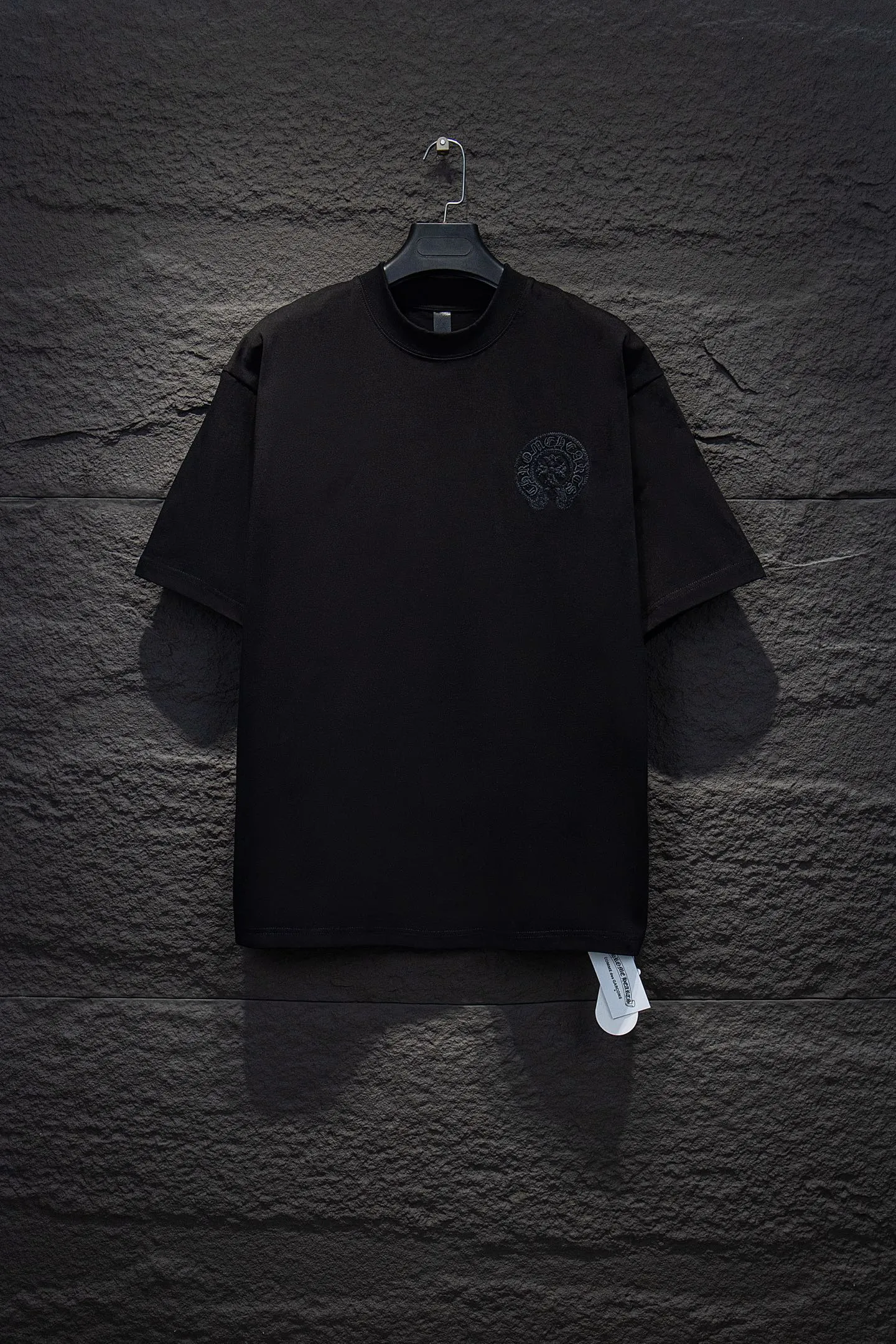 P180 Chrome hearts 25FW This year's popular Chrome heart style is so 🉑️. The imported leather label on the front chest is made of ZP material. 1:1 restoration makes it easy to touch. It has great resistance and is very smooth to the touch, which is different from the market. The letters are machine embroidered with leather material after adjusting according to the original details. The thickness is moderate. The #embroidery on the front uses imported Tajima high-density heavy embroidery technology. The font is three-dimensional and full. The special imported machine embroidery on the back uses manual craftsmanship and the cost is extremely high. Made of 32-count double yarn and 260-gram weight fabric, it is super comfortable. It is very comfortable and soft to wear in spring and summer. You will not feel stuffy. It is very comfortable to wear and absorbs sweat, so it is more suitable to wear. It can be used as a base in spring and can be worn casually on the street. The color is eye-catching 👍 The simple version is full of fashion and very comfortable to wear. It is well-designed and refuses to be monotonous and vulgar. It does not make ordinary styles. Modern elements and design sense come to the face, giving the piece of clothing a unique fashion color~ Color: White Black Size Chart: S M L XL